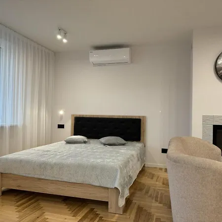 דירה Cozy Near Forest